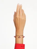 Pulsera dorada con cadena de eslabones y cinco dijes colgantes de mariquitas con cristales rojos y negros.