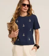 Blusa azul marino de algodón con cuello redondo y mangas cortas. Presenta bordados de barcos de vela en la parte delantera.