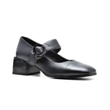 Zapato de vestir de cuero negro con tacón bajo y detalle de hebilla decorativa.