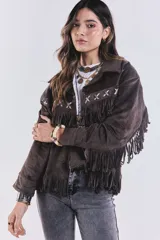 Campera marrón de gamuza con flecos y eco cuero en la parte superior, de corte suelto y con botones.