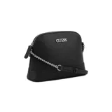 Bandolera negra de cuero sintético con logo Guess plateado en el frente, cierre superior con cremallera, correa de cadena y correa ajustable del mismo material.
