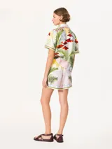 Short de satén estampado con diseño tropical de hojas y flores sobre una base geométrica. Tiene cintura elástica y terminaciones delicadas.