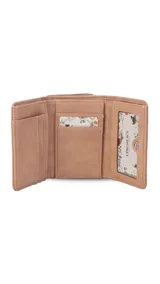 Billetera corta de símil cuero color beige claro, con cierre de broche a presión en la solapa principal. Presenta múltiples compartimentos internos para tarjetas y billetes, y un bolsillo exterior con cierre en la parte posterior. Lleva una placa metálica con el logo de la marca.