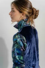 Camisa de seda azul con estampado floral y tablón en la espalda, de corte clásico.