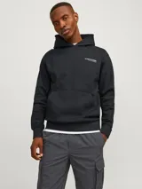 Hoodie negro con capucha y manga larga. Tiene un pequeño logo blanco en el pecho.