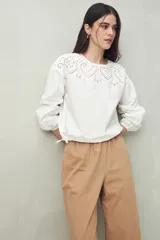 Pantalón baggy color beige de algodón con cintura elastizada.