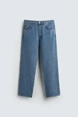 Pantalón de jean celeste, de corte recto desde la cadera hasta el tobillo, con tiro medio, cinco bolsillos y cierre frontal con botón.