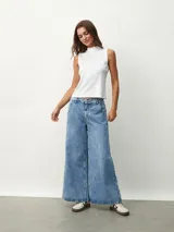 Musculosa blanca de cuello alto y sin mangas.