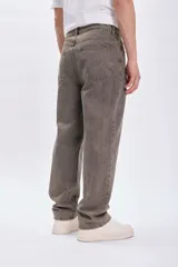Pantalón de jean corte baggy color visón.