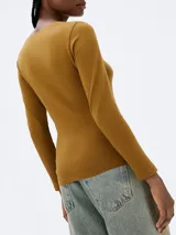 Camiseta marrón de manga larga con escote en V.