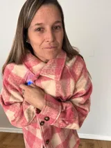 Campera oversize de paño con diseño cuadrillé en tonos rosa y crudo, corte recto y amplio, con botones frontales, bolsillos laterales y forro interior.