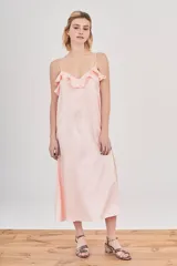 Vestido midi lencero color rosa pálido con estampado jacquard de animal print, breteles finos y escote en V con volados.
