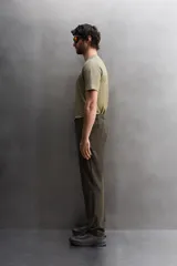 Camiseta deportiva de entrenamiento, corte regular fit, color gris claro, con cuello redondo y manga corta. Confeccionada en tejido técnico ligero y elástico con estructura Quick Dry nivel 2. Presenta costuras planas y un pequeño logo estampado en la parte inferior derecha.