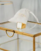 Anillo dorado de acero quirúrgico con baño de oro 18k y una pieza cuadrada de nácar.