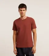 Remera de algodón color ladrillo, corte slim fit, cuello redondo y mangas cortas.