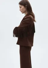 Chaqueta marrón con efecto piel, cuello con solapa, sin cierre y detalle de flecos en mangas y espalda.