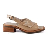 Sandalias bajas color beige de charol, con tira ancha sobre el empeine, tira trasera con hebilla y taco cuadrado de madera.