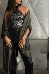 Pashmina larga color negro con textura brillante.