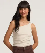 Blusa de punto acanalado color beige, con escote asimétrico de un solo hombro y doble asa.