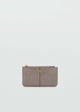 Monedero gris de efecto piel con logo MNG en relieve. Tiene múltiples ranuras para tarjetas, un bolsillo con cremallera y detalle de costuras.