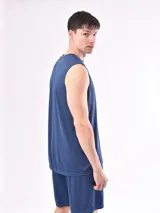 Musculosa deportiva color verde militar con cuello redondo y corte clásico.