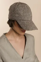 Gorra con visera de lana color beige con diseño de espiga.