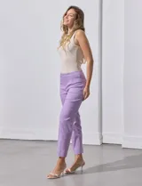Pantalón negro de gabardina elastizada, marca Zac & Rachel. Corte recto, pretina ancha pespunteada, bolsillos simulados y largo al tobillo.
