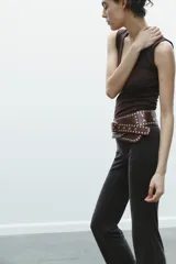 Camiseta negra de corte ajustado (slim fit) con escote pico pronunciado y manga sisa.