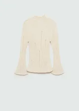 Sweater de punto color crema con cuello perkins y diseño de canalé vertical con aberturas.