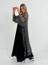 Kimono largo color crema, calado con diseño floral. Incluye lazo de satén para usarlo abierto o cerrado.