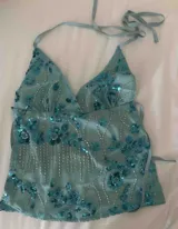 Top marrón con escote halter, bordado con flores y lentejuelas.