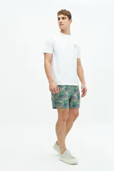 Short de baño estampado con cintura elástica ajustable con cordón, dos bolsillos laterales y uno trasero. Confeccionado en tela ligera de secado rápido y logo bordado.