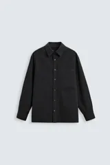Camisa relaxed fit confeccionada en tejido con mezcla de algodón con tacto suave. Cuello solapa y manga larga acaba en puño con botón. Bolsillo plastrón en pecho. Cierre frontal de botonadura.