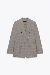 Blazer de Zara Woman Collection, con cuello solapa y manga larga. Tiene bolsillos delanteros y cierre cruzado con botones.
