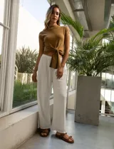 Pantalón largo blanco de broderie con pretina elastizada y forro interno a tono.