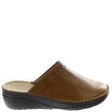 Zueco cerrado de mujer color negro, estilo babucha o zueco, con capellada de cuero texturizado y pespunte amarillo visible en el borde. Posee una suela de plataforma con relieve.