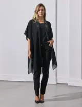 Kimono negro de gasa con apliques de brillos, marca Jessica Mc Clintock.