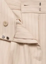 Pantalón de vestir color beige con finas rayas verticales, corte recto y diseño largo.