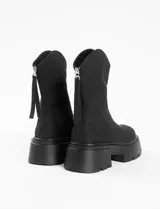 Bota corta negra de cuero vegano con plataforma y taco ancho.