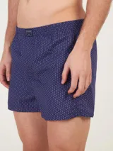 Bóxer de algodón blanco con estampado de flores pequeñas color celeste, con cintura elástica y logo de la marca en el centro.