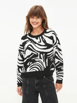 Sweater de punto con estampado abstracto de cebra en blanco y negro, de corte holgado y cuello redondo.
