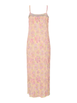 Vestido largo de tirantes finos con estampado floral rosa sobre fondo amarillo, corte recto y escote cuadrado.