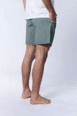 Short de baño verde de algodón.