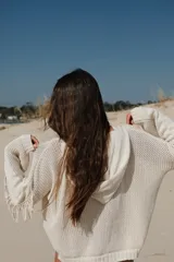 Buzo oversize con capucha, acanalado y con flecos en las mangas.