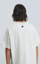 Remera gris de algodón, manga corta, cuello redondo y corte boxy fit.