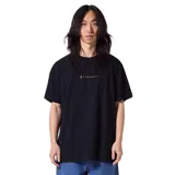 Remera negra de manga corta con logo de la marca estampado en el pecho.