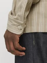 Sobrecamisa beige de manga larga con cuello clásico y fit cómodo. Confeccionada en tejido de sarga resistente de algodón y lino, con cierre con botones y bolsillos en el pecho con cierre de botón.