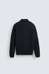 Polo de hombre regular fit, de punto tejido en hilatura con mezcla de algodón. Cuello solapa con cierre frontal de botonadura, manga larga y acabados en rib.