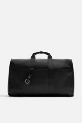 Bolso de viaje negro con compartimento principal con cierre de cremallera, bolsillo interior con cremallera, detalle de arnés en la parte frontal, dos asas de mano y asa de hombro ajustable y extraíble.