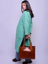 Tapado tipo capa azul marino de paño 100% lana, con cuello mao y bolsillos laterales.